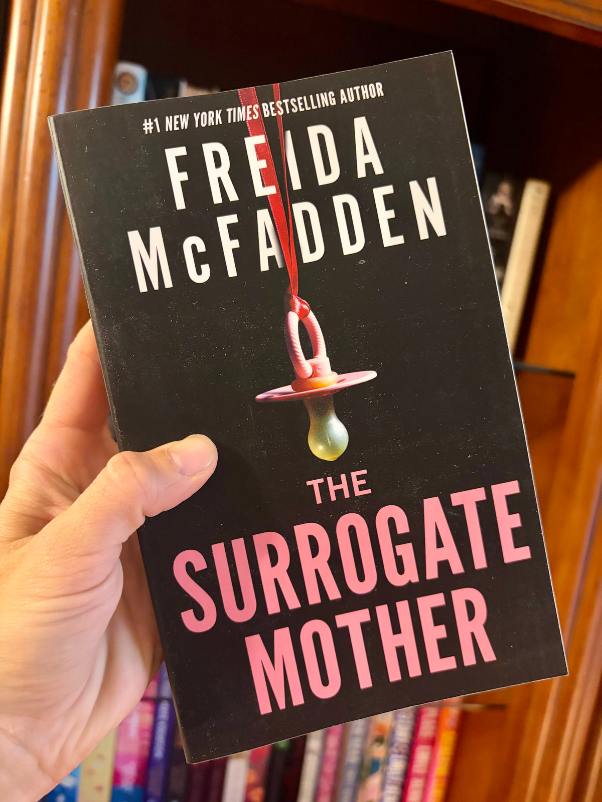 Book | The Surrogate Mother by Freida McFadden